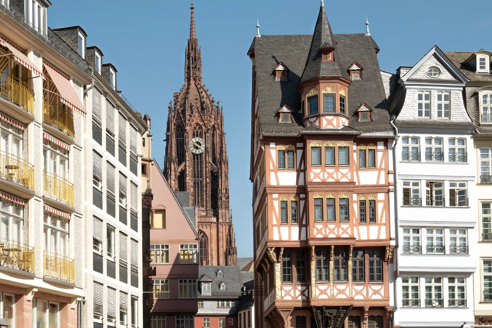 Frankfurt_Roemerberg_Ostzeile_Gerechtigkeitsbrunnen_1040345__c___visitfrankfurt_plazy_Isabela_Pacini-scaled