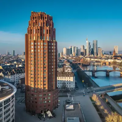 suite-residenz-frankfurt-main-plaza-skyline-drohnenfoto-2